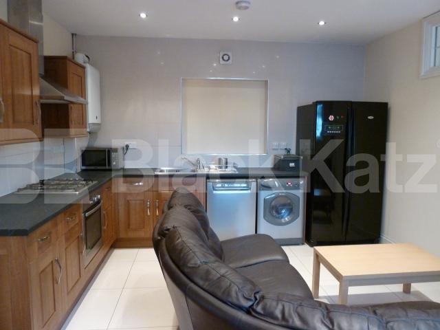 			RENT IS INCLUSIVE OF ALL BILLS!, 4 Bedroom, 1 bath, 1 reception Flat			 Camden Road, CAMDEN-CALEDONIAN ROAD